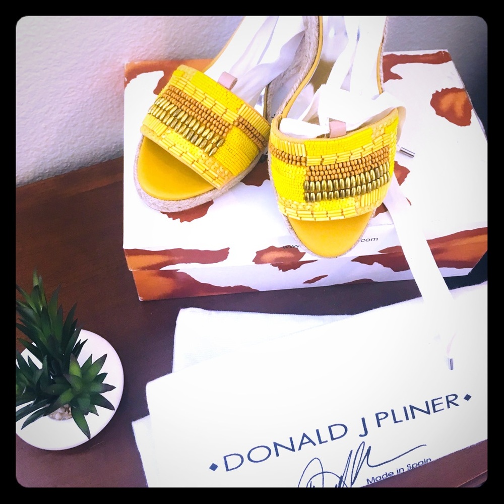 NIB Donald j Pliner yellow wedges